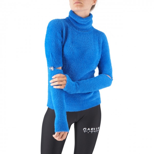 Short-sleeved turtleneck pullover with blue gloves